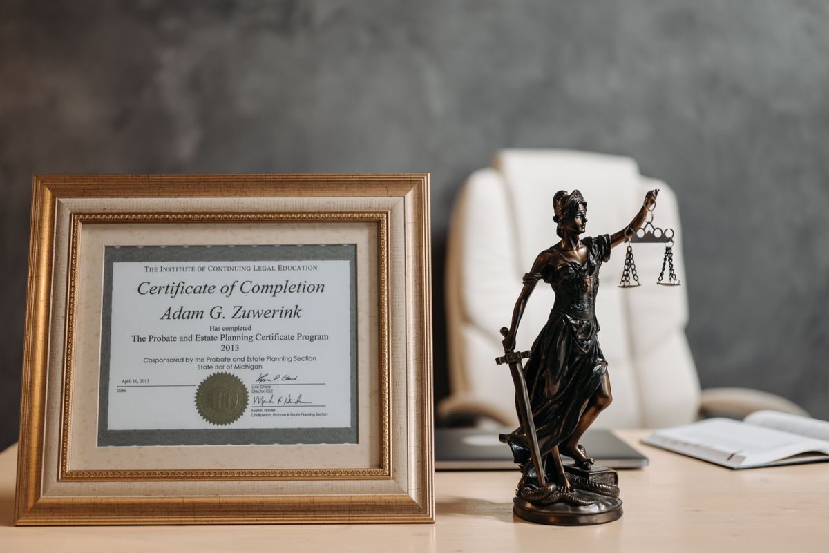 Bureau d'avocat avec statuette de la justice