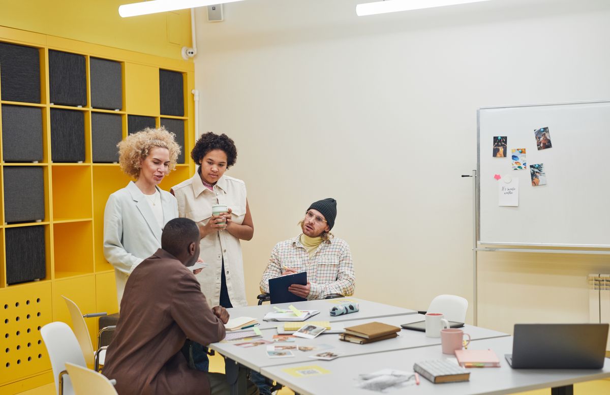 Équipe travaillant en collaboration sur un projet